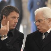 El presidente Sergio Mattarella conversa en un acto con Matteo Renzi