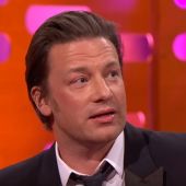 Jamie Oliver, creador de la paella con chorizo, en un programa de la BBC
