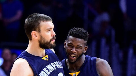 Marc Gasol celebra una canasta con James Ennis