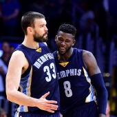 Marc Gasol celebra una canasta con James Ennis
