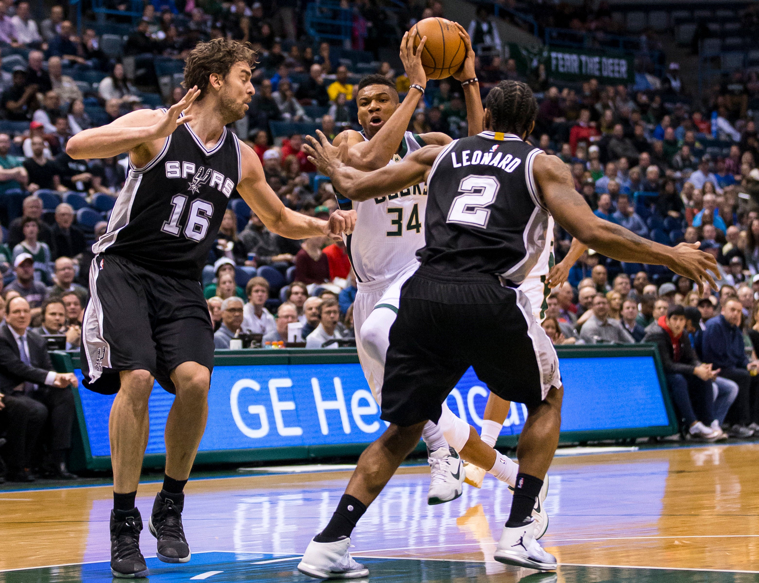 Los Spurs se mantienen intratables fuera de casa tras remontar ante los Bucks Los Spurs se mantienen intratables fuera de casa tras remontar ante los Bucks