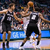 Pau Gasol y Leonard intentan defender a Antetokounmpo Pau Gasol y Leonard intentan defender a Antetokounmpo