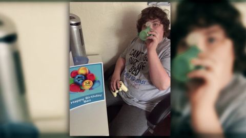 Frame 8.655425 de: Un padre lanza una campa&ntilde;a para conseguir la &uacute;nica taza por la que bebe su hijo con autismo