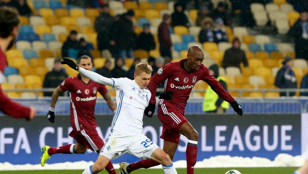 Momentos del encuentro entre el Dinamo de Kiev ante el Besiktas