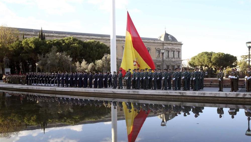 Solemne izado de la bandera nacional, en la plaza de Colón de Madrid