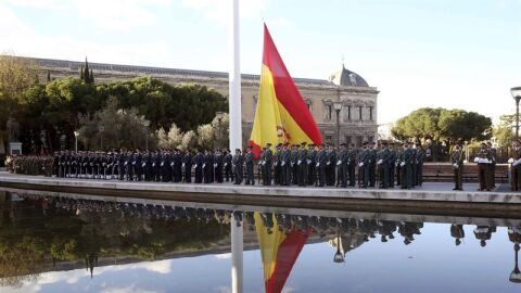 Solemne izado de la bandera nacional, en la plaza de Col&oacute;n de Madrid