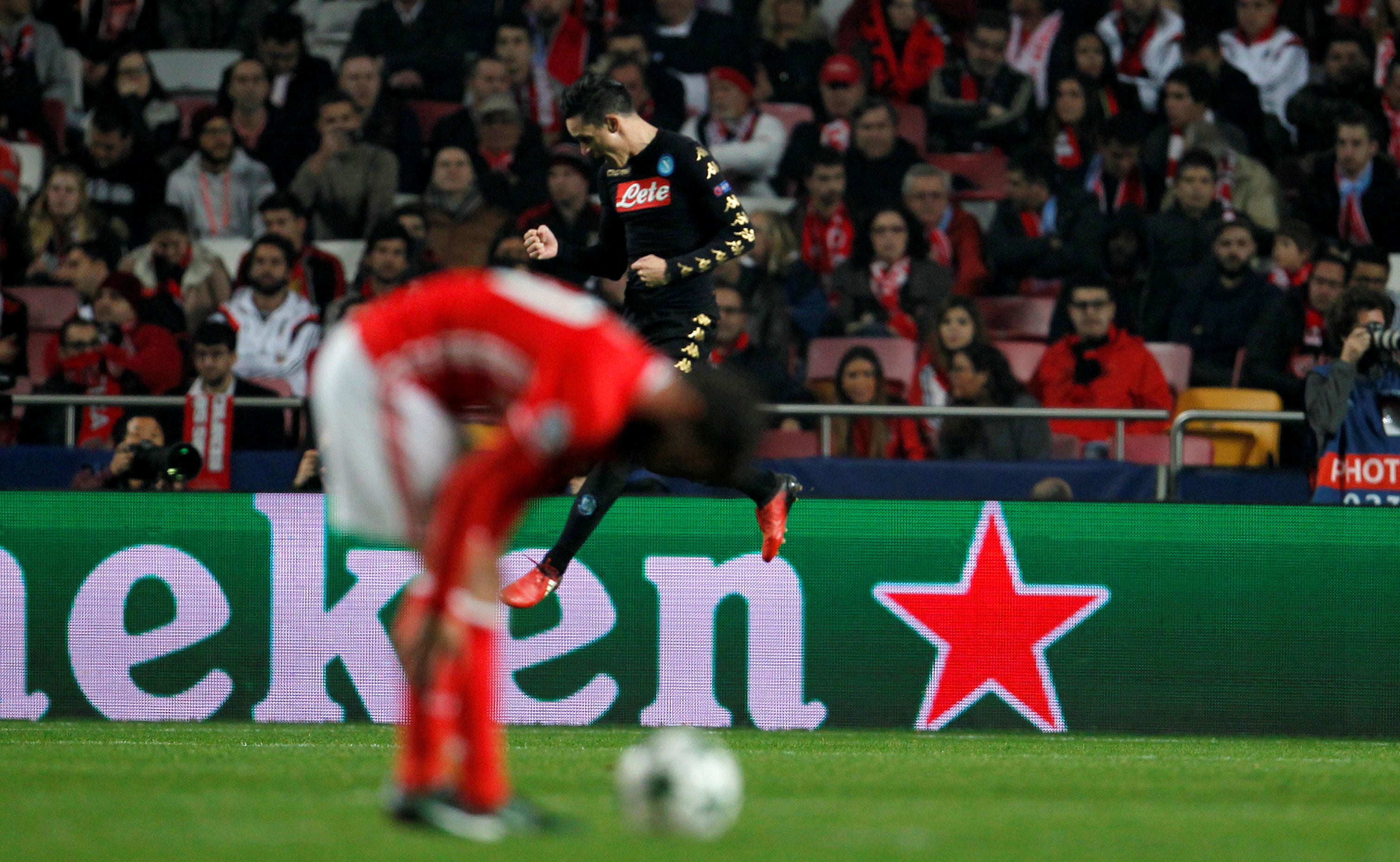 El Nápoles pasa a octavos como líder de grupo tras ganar a un Benfica que se mete segundo El Nápoles pasa a octavos como líder de grupo tras ganar a un Benfica que se mete segundo