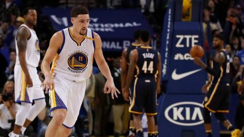 Klay Thompson celebra uno de sus triples contra los Pacers