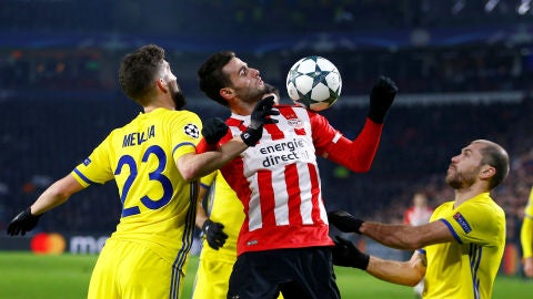 Gaston Pereiro controla un bal&oacute;n ante tres jugadores del Rostov