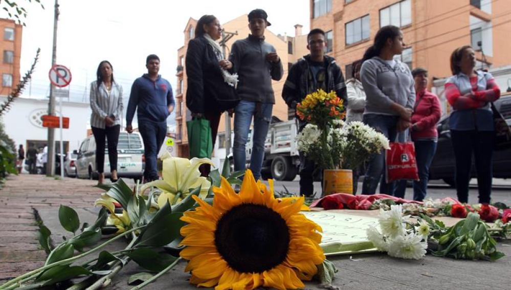 Un grupo de personas se reúnen frente al edificio donde vive el supuesto responsable de la muerte de la niña de 7 años Yuliana Andrea Samboni Muñoz en Bogotá (Colombia)