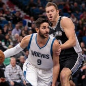 Ricky Rubio intenta entrar a canasta ante la defensa de David Lee