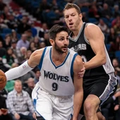 Ricky Rubio intenta entrar a canasta ante la defensa de David Lee Ricky Rubio intenta entrar a canasta ante la defensa de David Lee