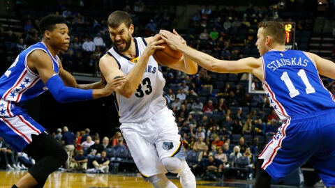 Marc Gasol se abre paso hasta el aro