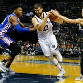 Marc Gasol se abre paso hasta el aro Marc Gasol se abre paso hasta el aro