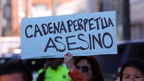 Uno de los carteles en la manifestaci&oacute;n contra el presunto asesino de Yuliana, una ni&ntilde;a colombiana de siete a&ntilde;os