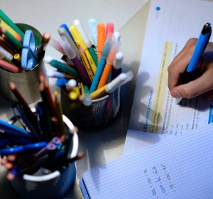 Un estudiante haciendo deberes Un estudiante haciendo deberes