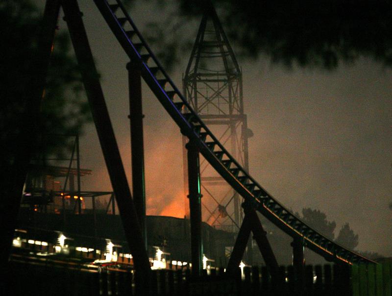 Un incendio destruye un edificio en construcción del Ferrari Land de Salou Un incendio destruye un edificio en construcción del Ferrari Land de Salou