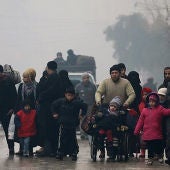 Sirios saliendo de la ciudad de Alepo