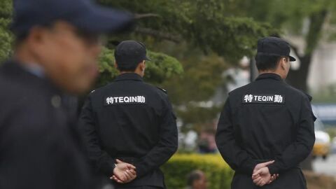 Agentes de la polic&iacute;a china 