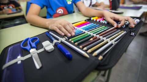 Un niño con su material escolar