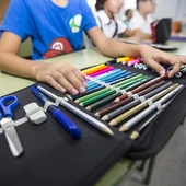 Un niño con su material escolar Un niño con su material escolar