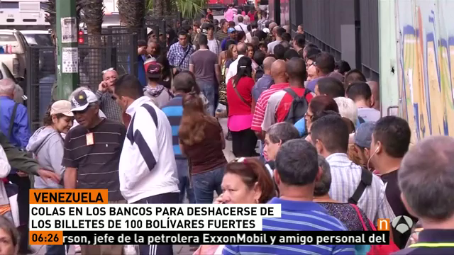 Cientos de venezolanos hacen cola en los bancos para canjear los billetes de 100 bolívares Cientos de venezolanos hacen cola en los bancos para canjear los billetes de 100 bolívares