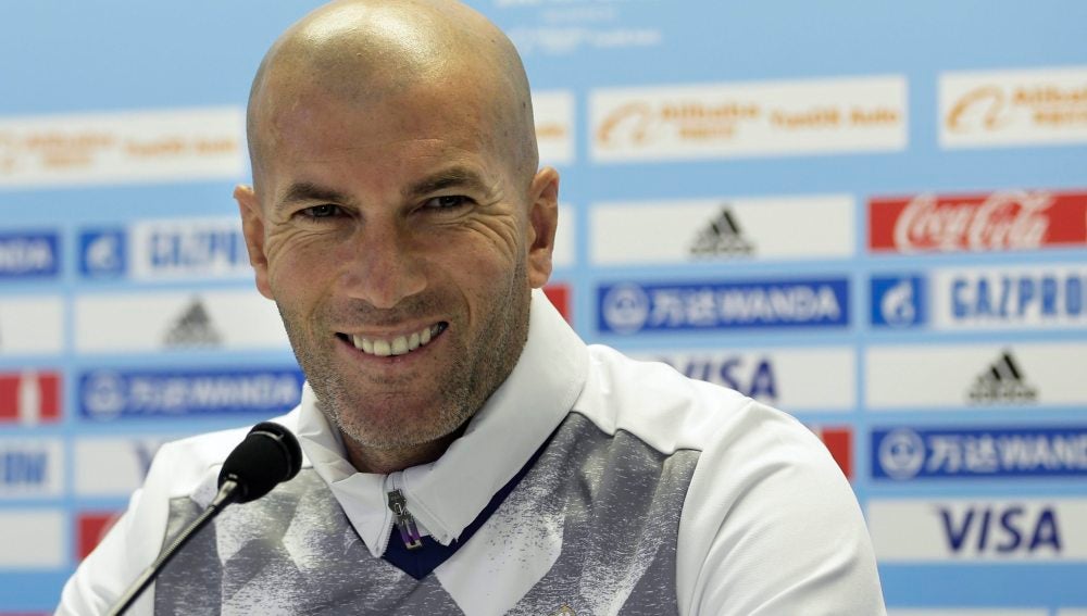 Zinedine Zidane, sonriente en una rueda de prensa