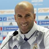 Zinedine Zidane, sonriente en una rueda de prensa