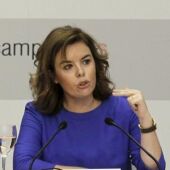 La vicepresidenta del Ejecutivo Soraya Sáenz de Santamaría y el expresidente del Gobierno José María Aznar