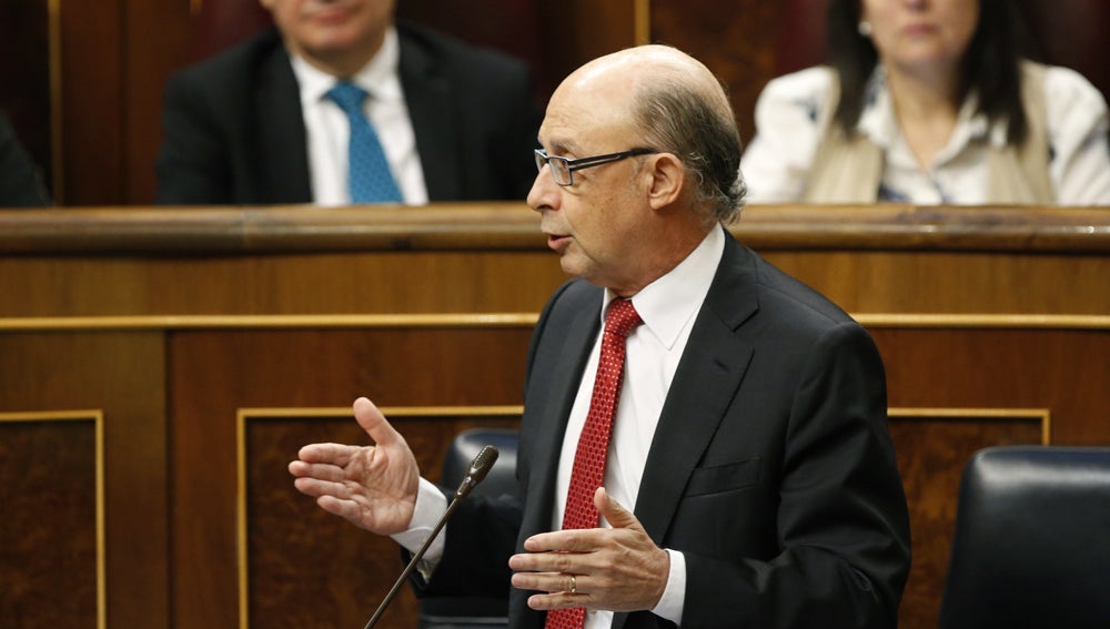 Montoro: "El techo de gasto de 2017 permitirá acabar con la crisis en 2019" Montoro: "El techo de gasto de 2017 permitirá acabar con la crisis en 2019"