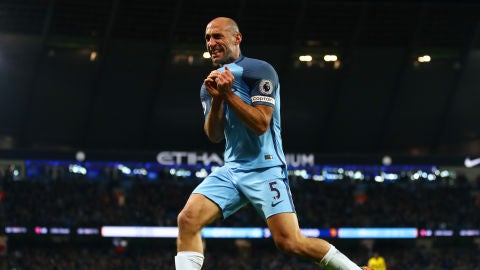 Pablo Zabaleta tras anotar un gol para el City 