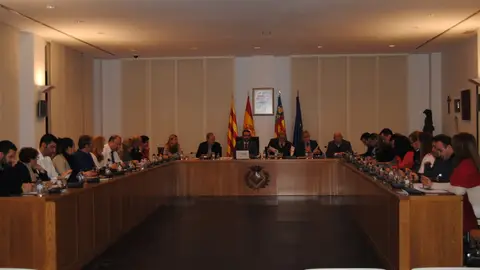 El ple extraordinari ha aprovat per unanimitat el document EDUSI amb el que Vila-real va a presentar-se a la segona convocatòria de les ajudes europees. El document inclou un diagnòstic detallat de la ciutat i identifica els problemes i reptes de futur Vila-real.