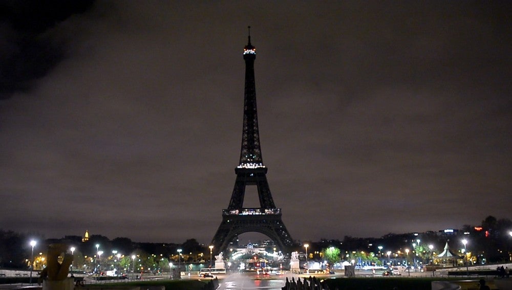La torre Eiffel, sin luz en solidaridad con Alepo