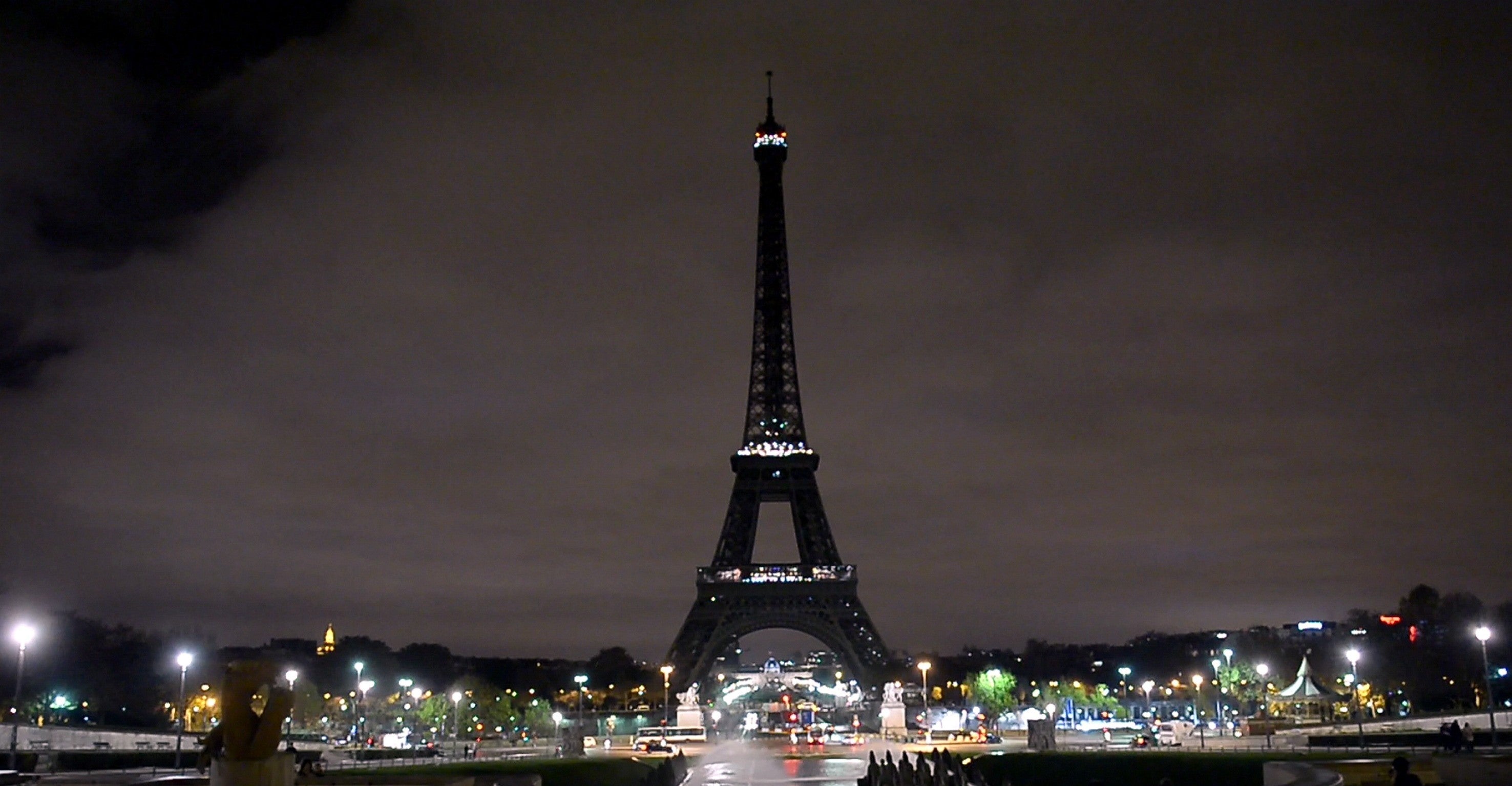 La torre Eiffel se queda a oscuras en apoyo a los habitantes de Alepo La torre Eiffel se queda a oscuras en apoyo a los habitantes de Alepo