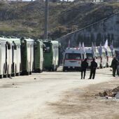 Varios operarios de autobuses y ambulancias esperan a comenzar la evacuación de los combatientes, sus familiares y civiles que se encuentran en los barrios rebeldes en Alepo