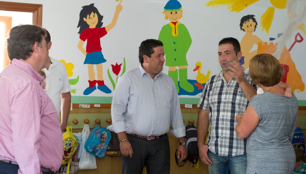 El presidente de la Diputación, Javier Moliner, en una de las escuelas que podrán aplicar esta iniciativa.