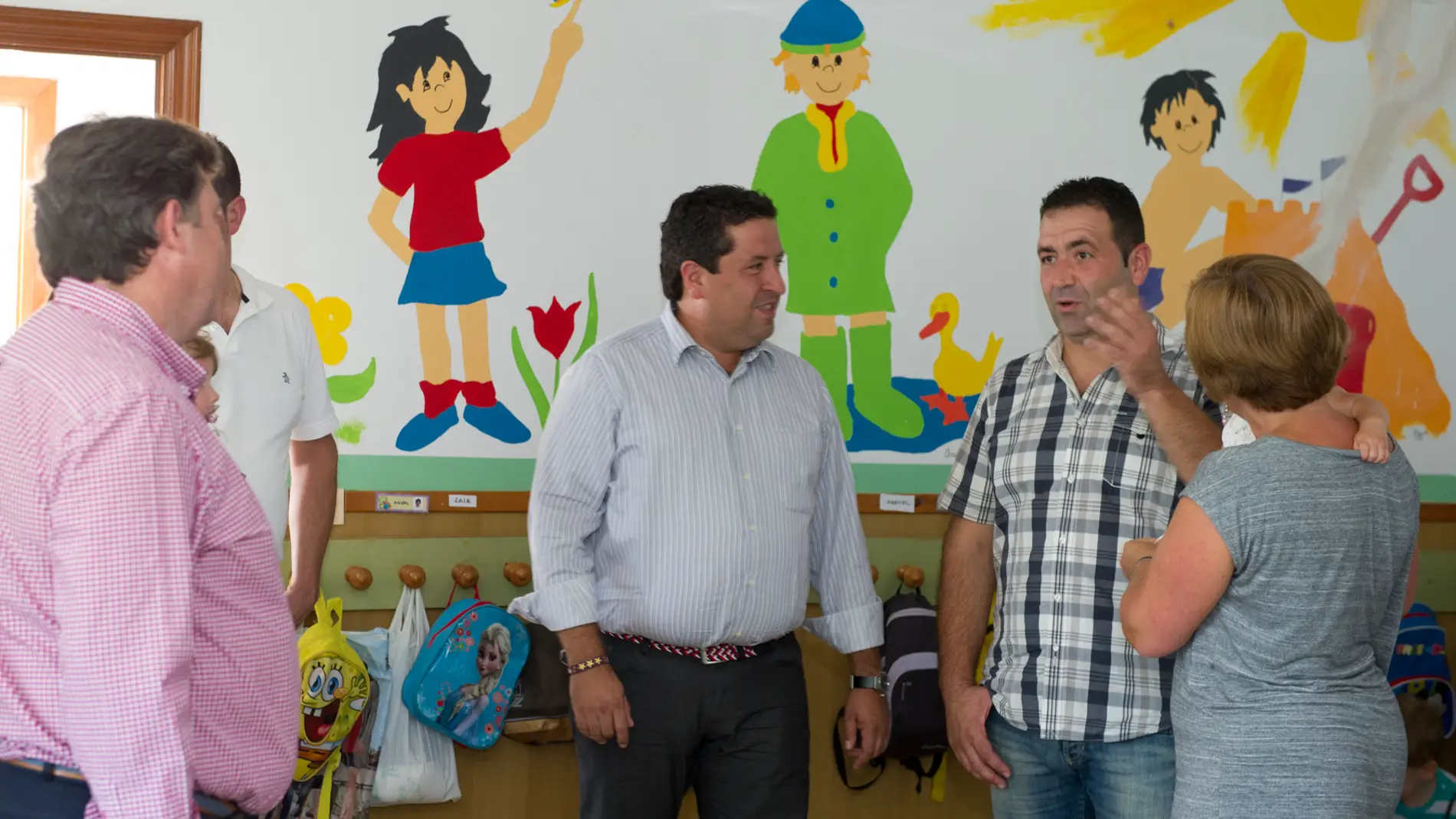 El presidente de la Diputación, Javier Moliner, en una de las escuelas que podrán aplicar esta iniciativa.