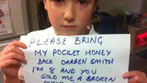 El niño de 8 años pidiendo que le devuelvan el dinero El niño de 8 años pidiendo que le devuelvan el dinero