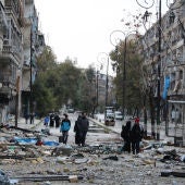 Varios civiles en una calle del este de Alepo