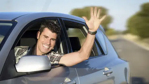 Hombre dentro de un coche Hombre dentro de un coche