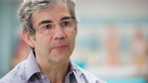  David Nott, el cirujano brit&aacute;nico que convierte a otros m&eacute;dicos sirios en h&eacute;roes