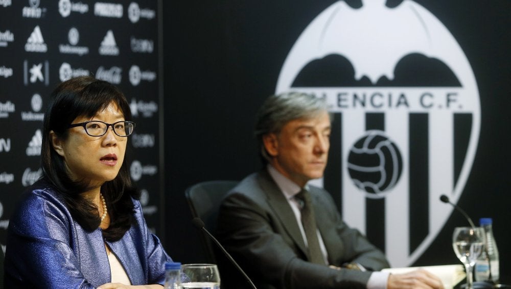 La presidenta del Valencia CF, Layhoon Chan, y el director deportivo, Jesús García Pitarch
