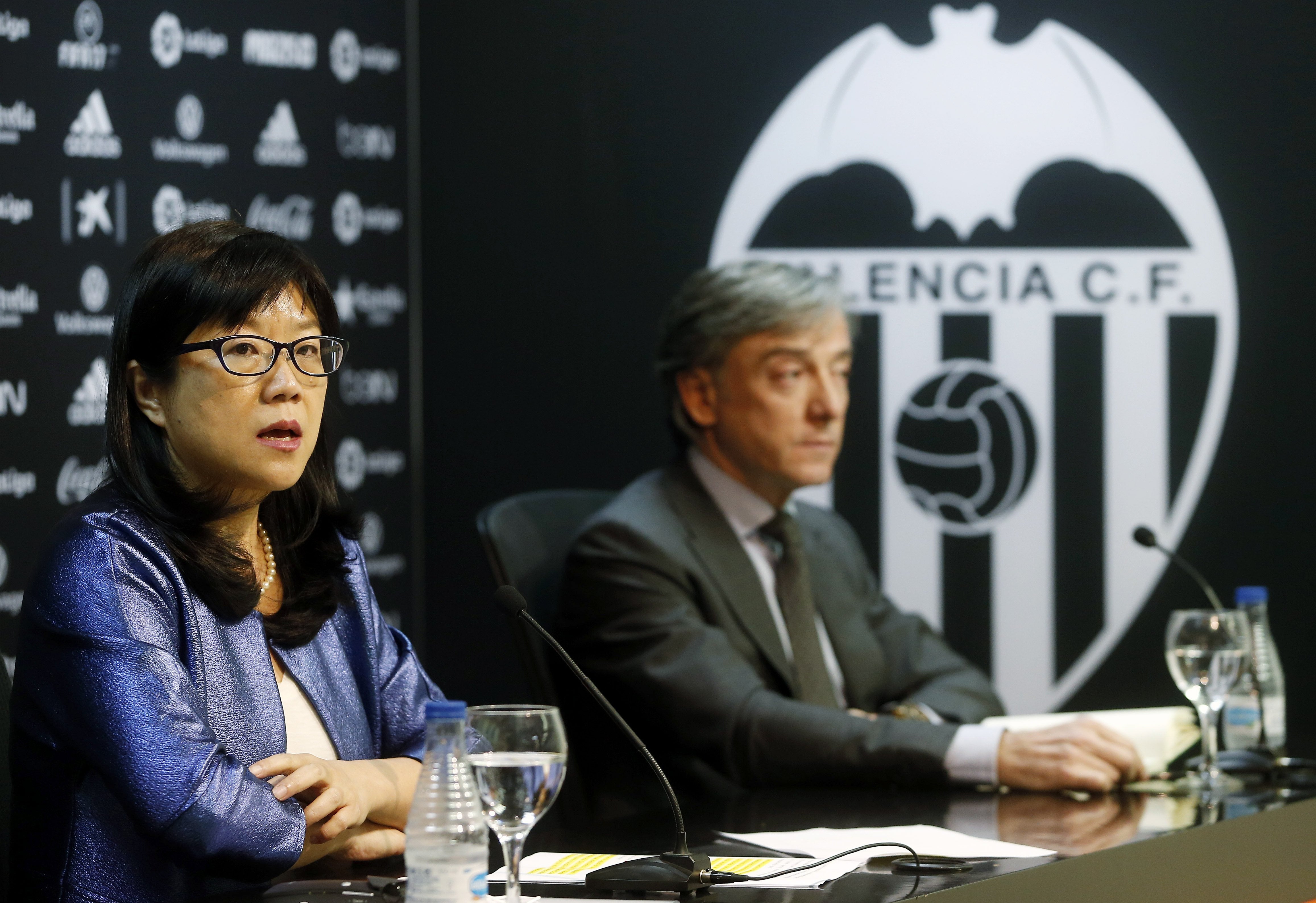 El Valencia expulsará "de forma inmediata" a los aficionados que "han sido identificados como violentos" El Valencia expulsará "de forma inmediata" a los aficionados que "han sido identificados como violentos"