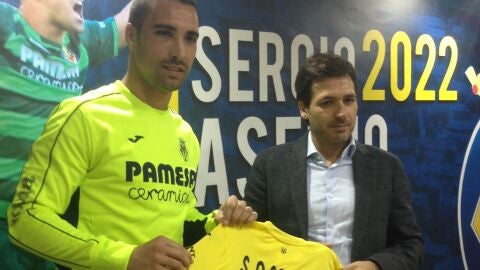 Asenjo junto al consejero delegado Roig Negueroles