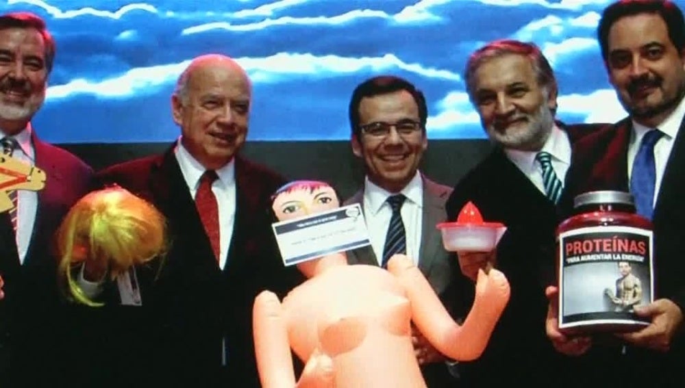 El ministro de Economía chileno con la muñeca hinchable