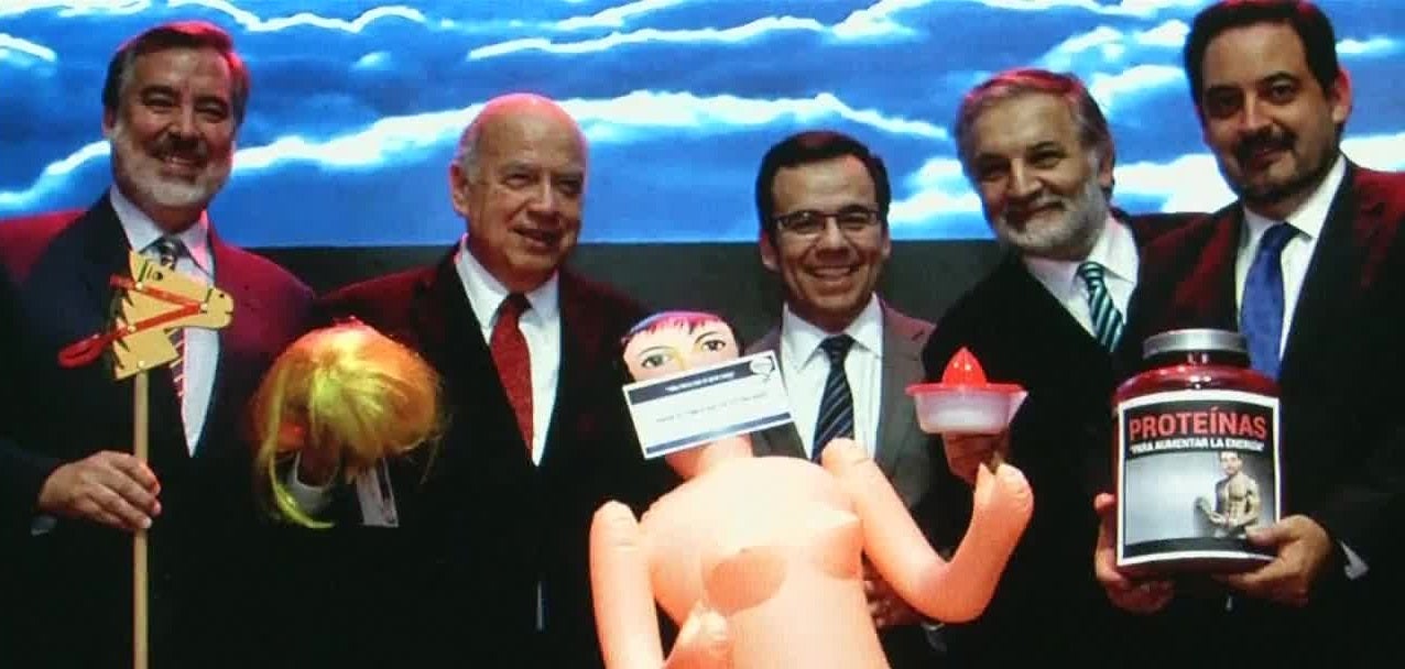 El regalo de una muñeca hinchable al ministro de Economía de Chile desata la polémica en el país El regalo de una muñeca hinchable al ministro de Economía de Chile desata la polémica en el país