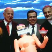 El ministro de Economía chileno con la muñeca hinchable