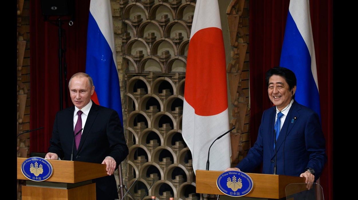 Abe y Putin recurren a la vía económica para superar sus diferencias Abe y Putin recurren a la vía económica para superar sus diferencias