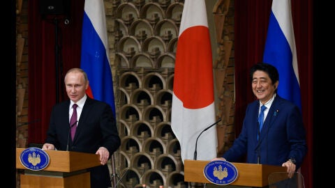 El presidente ruso, Vlad&iacute;mir Putin, y el primer ministro nip&oacute;n, Shinzo Abe, dan una rueda de prensa conjunta en Tokio