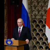 El presidente ruso, Vladímir Putin, y el primer ministro nipón, Shinzo Abe, dan una rueda de prensa conjunta en Tokio